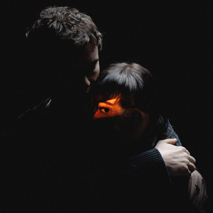 外国美女被绑在床上扒衣吸乳液
