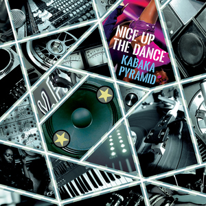 外国美女被绑在床上扒衣吸乳液
