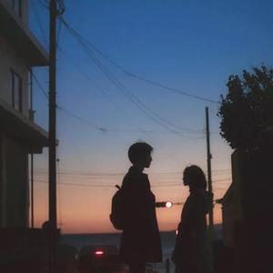 外国美女被绑在床上扒衣吸乳液
